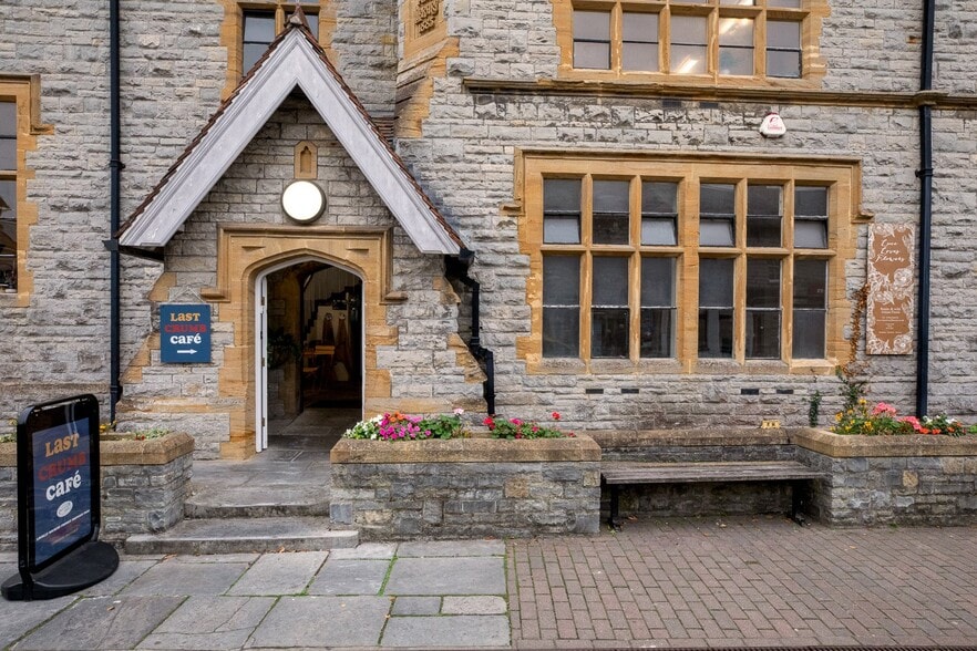 83 High St, Street to rent - Building Photo - Image 1 of 5