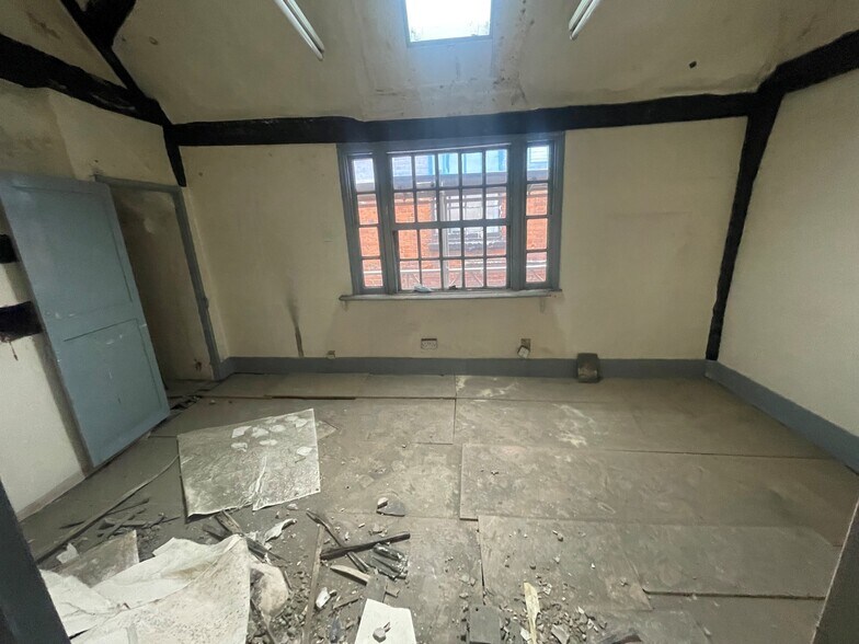 12-14 Market Sq, Leighton Buzzard for sale - Interior Photo - Image 3 of 6