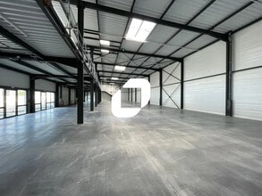 Light Industrial in Saint-Quentin-Fallavier to rent Building Photo- Image 2 of 2