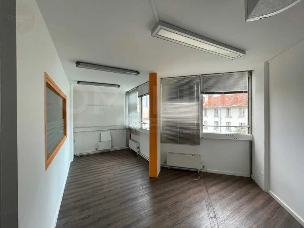 Office in Villeurbanne to rent Interior Photo- Image 1 of 12