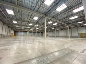 Industrial in Le Plessis-Pâté to rent Building Photo- Image 1 of 4
