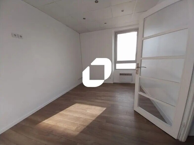 Office in Coignières to rent - Building Photo - Image 2 of 5