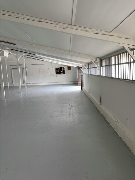 Marsh, Aylesbury to rent - Building Photo - Image 3 of 6