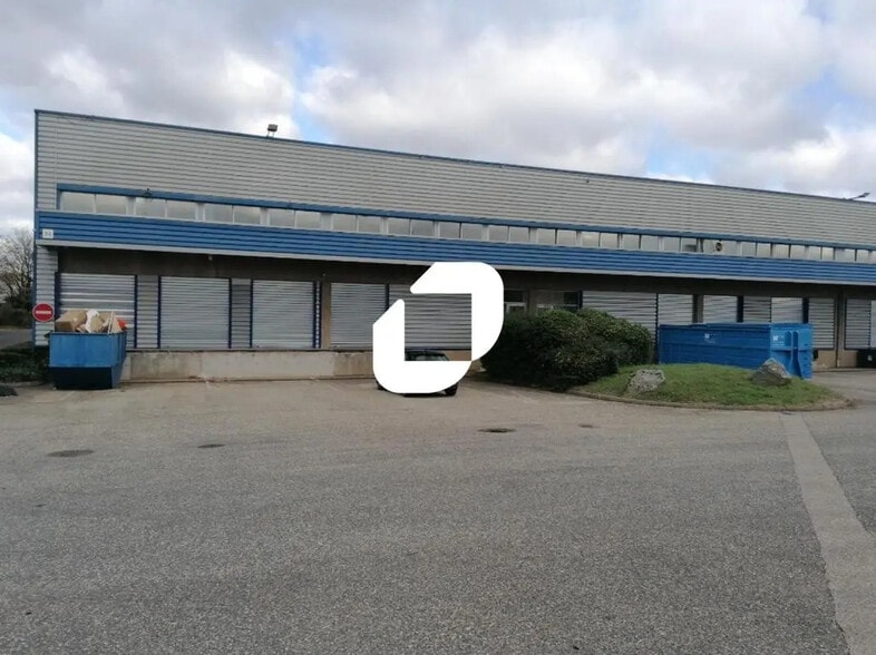 Light Industrial in Chassieu to rent - Building Photo - Image 1 of 12