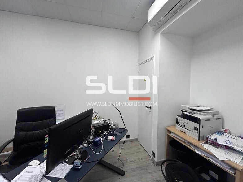 Retail in Villeurbanne to rent - Interior Photo - Image 3 of 7