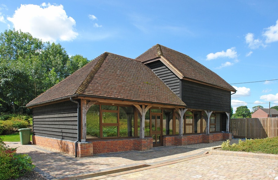 Newbury Rd, Kingsclere for sale - Primary Photo - Image 1 of 1