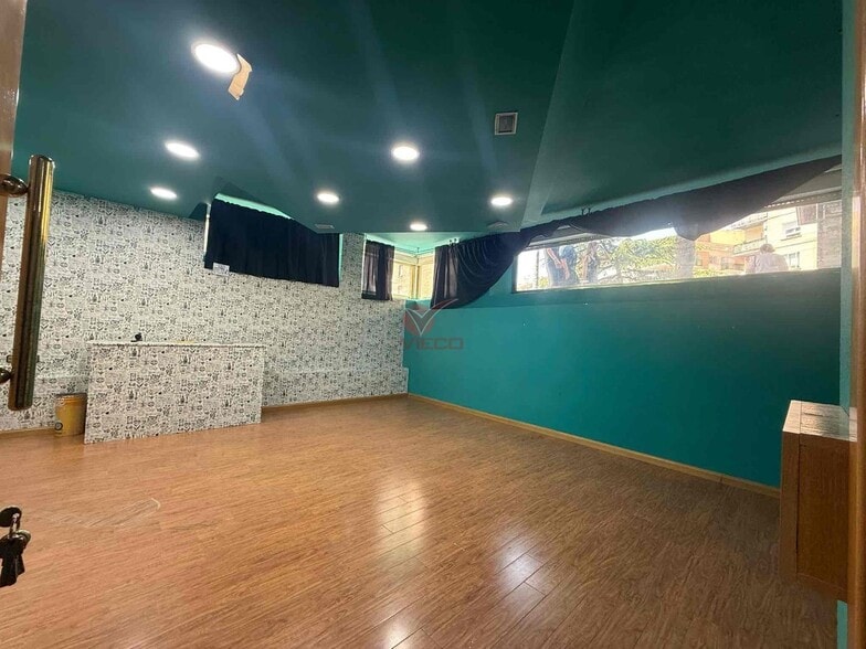 Retail in Cuenca, Cuenca to rent - Interior Photo - Image 1 of 5