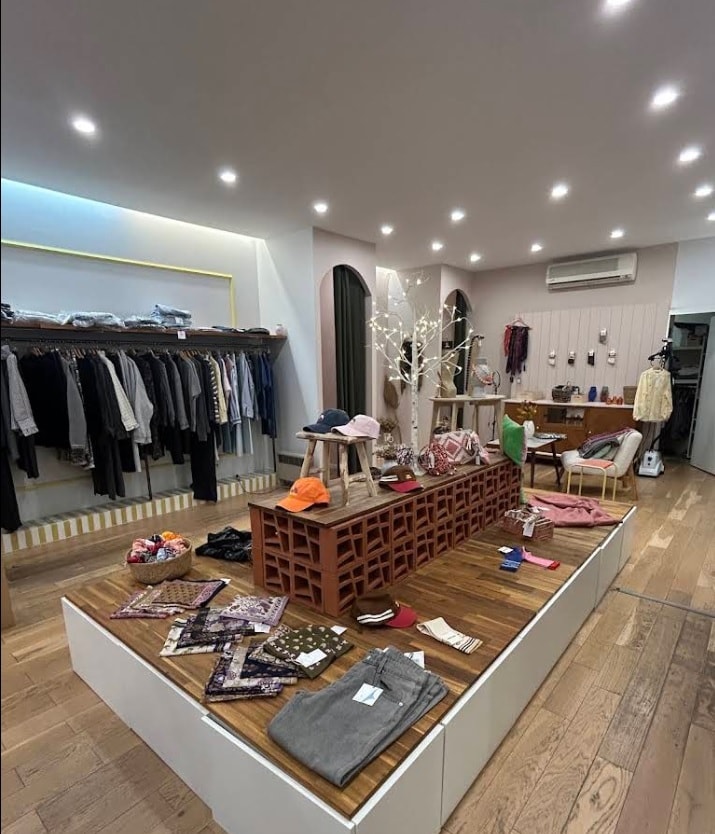 Retail in Marseille to rent Interior Photo- Image 1 of 4