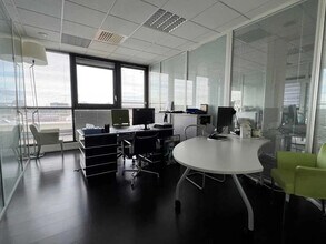 Office in Guyancourt to rent Interior Photo- Image 2 of 5