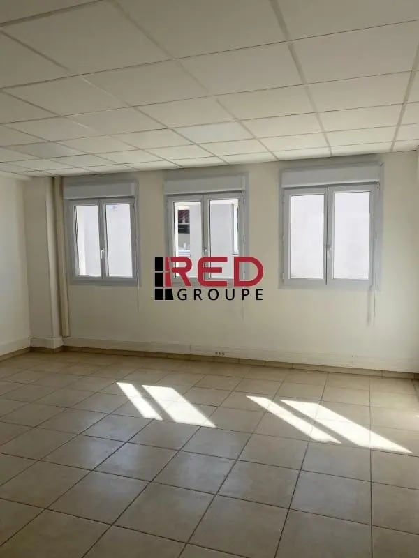 Location Bureaux 102 m² - Photo 1