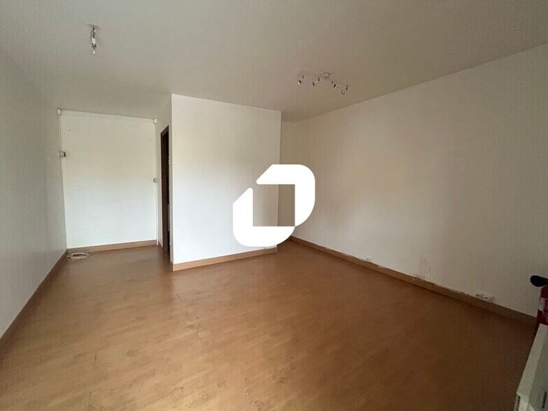 Light Industrial in Saint-Witz to rent - Interior Photo - Image 2 of 12