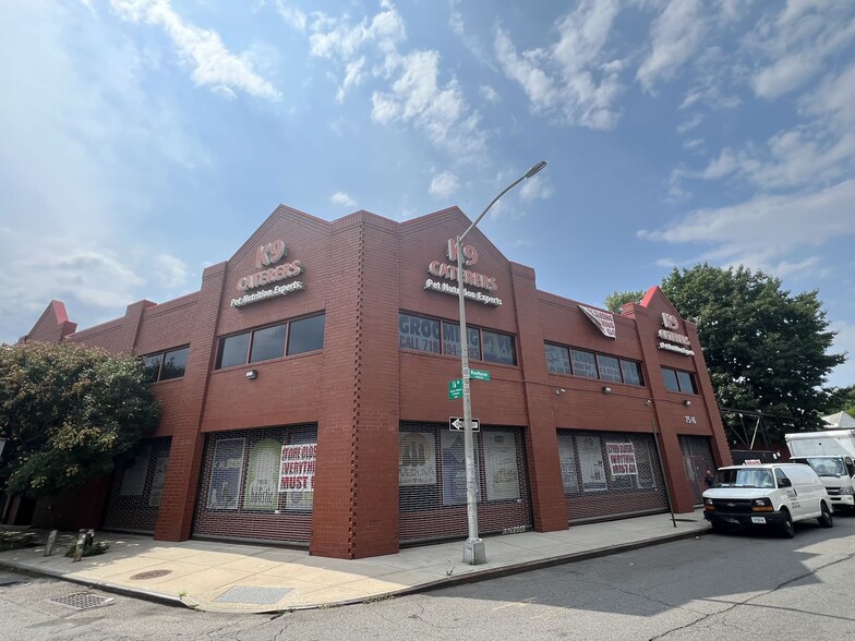 Retail in Glendale, NY for rent - Primary Photo - Image 1 of 4