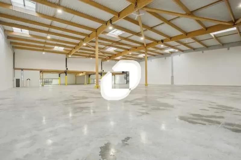 Light Industrial in Louvres to rent Interior Photo- Image 1 of 7