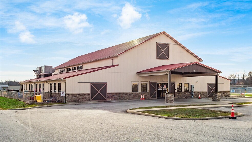 1592 Fairview Rd, Zanesville, OH for sale - Building Photo - Image 1 of 59