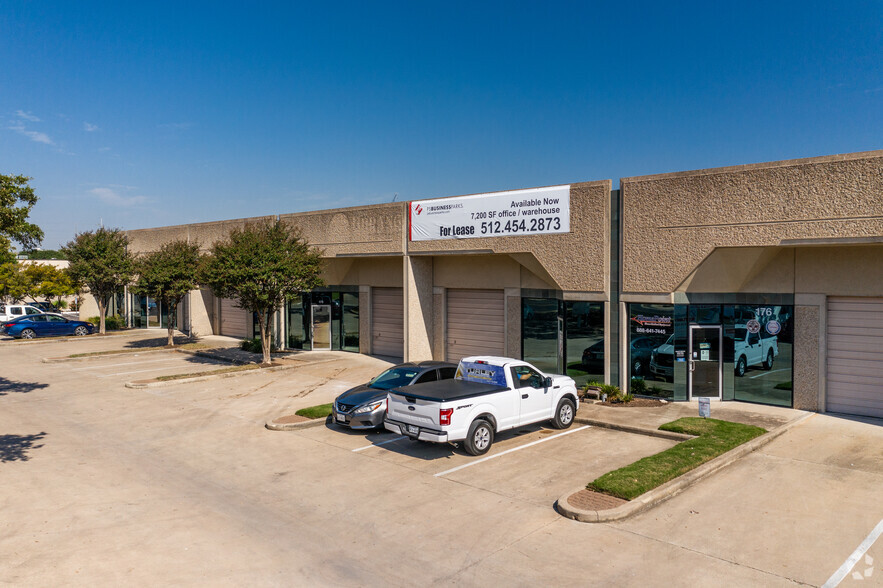 10200-10212 Metropolitan Dr, Austin, TX for rent - Building Photo - Image 2 of 6