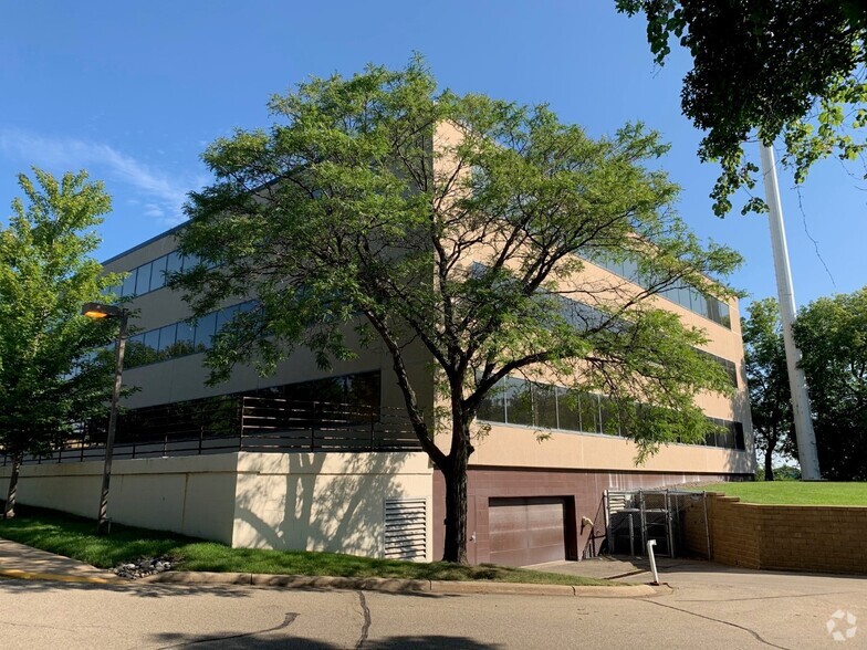 10125 Crosstown Cir, Eden Prairie, MN for rent - Building Photo - Image 3 of 14