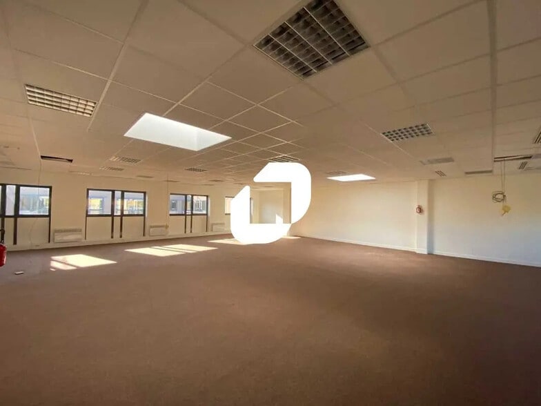 39 Avenue Des 3 Peuples, Montigny-le-Bretonneux to rent - Interior Photo - Image 2 of 17