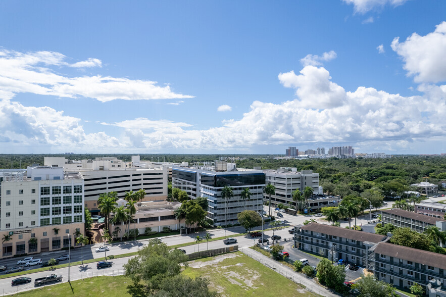 6262 Sunset Dr, Miami, FL for rent - Building Photo - Image 3 of 6