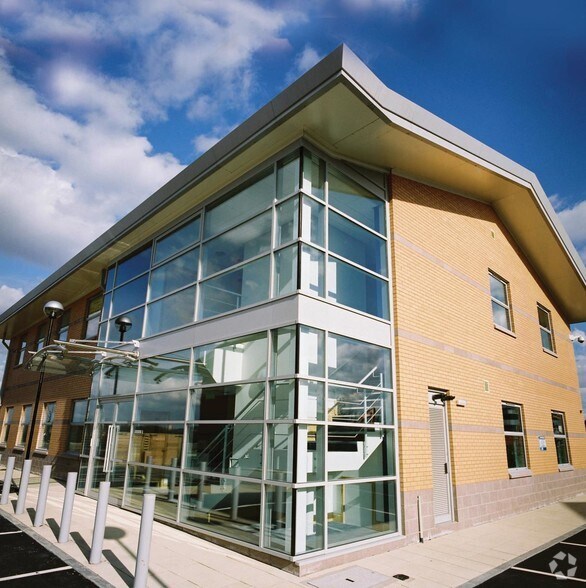 2 Turnberry Park Rd, Leeds for sale - Building Photo - Image 1 of 1