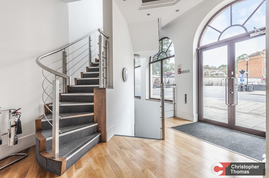 2-4 Sheet St, Windsor to rent - Interior Photo - Image 2 of 6