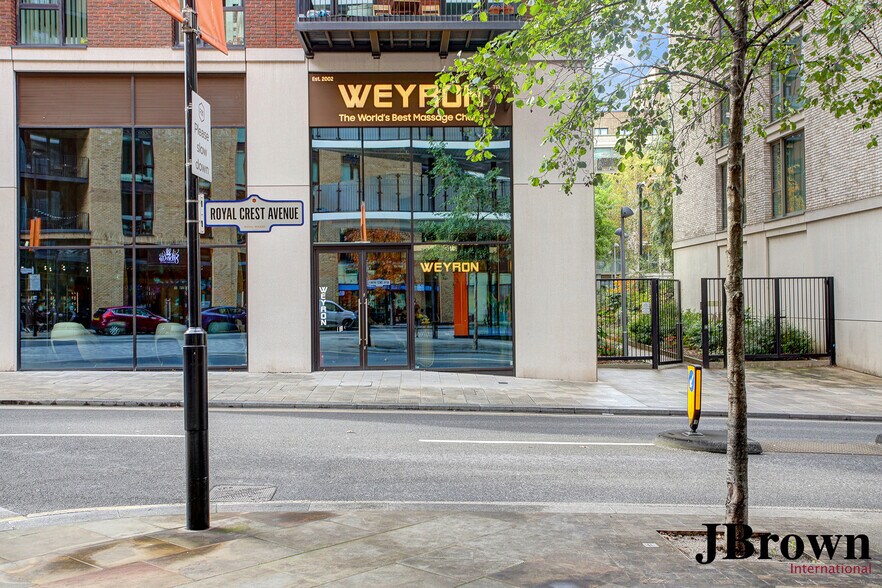 8 Royal Crest Av, London to rent - Building Photo - Image 1 of 12