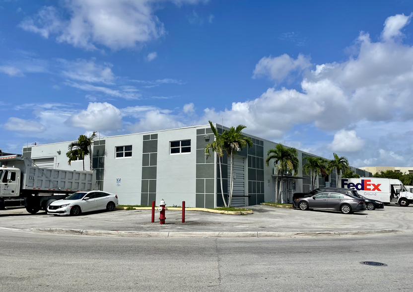 7800-7840 W 2nd Ct, Hialeah, FL for rent - Building Photo - Image 2 of 8