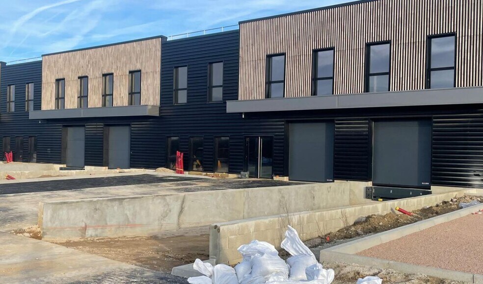 Industrial in Puiseux-en-France to rent - Building Photo - Image 1 of 5