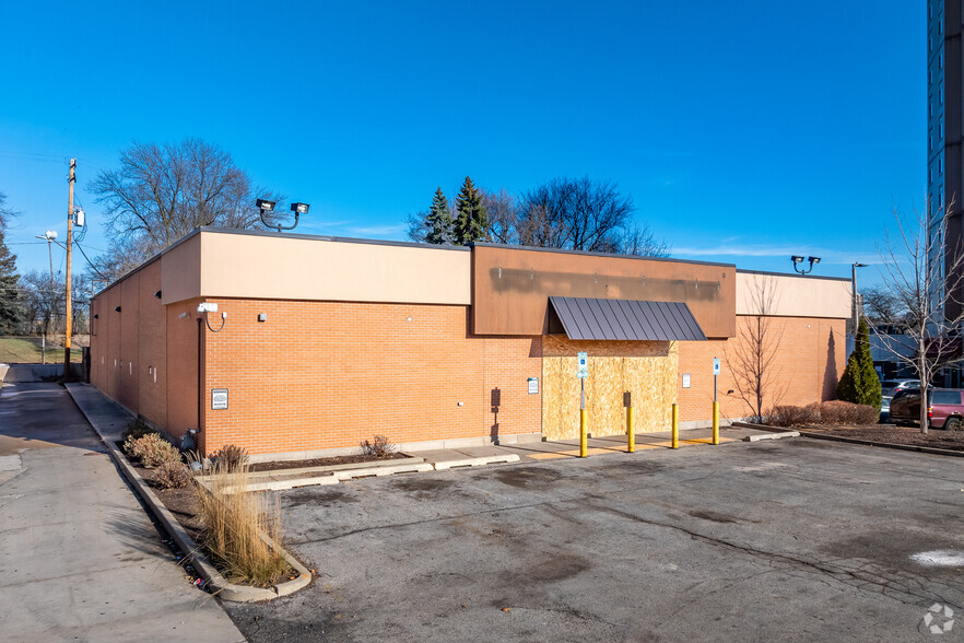 1300 E Locust St, Milwaukee, WI for sale - Building Photo - Image 1 of 24