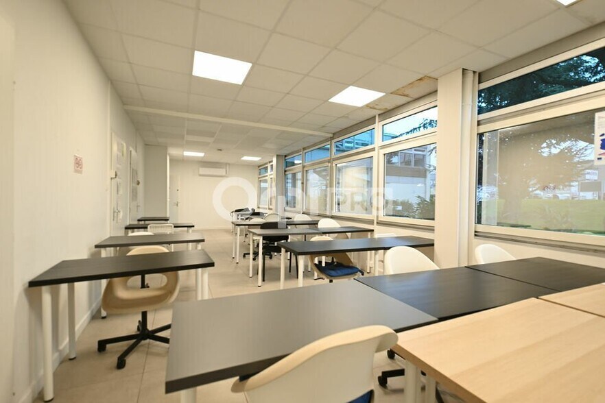 Office in Saint-Priest to rent - Interior Photo - Image 2 of 8