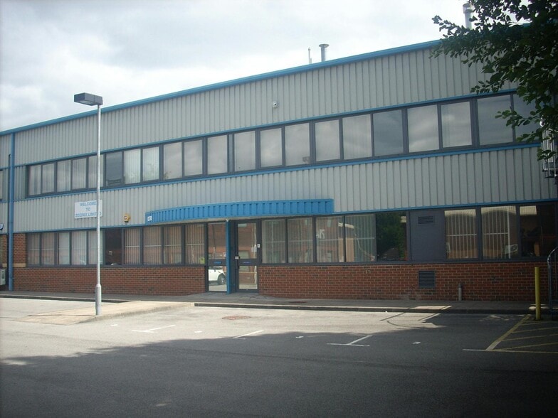 3 Maple Centre, Downmill Road, Bracknell to rent - Building Photo - Image 1 of 5