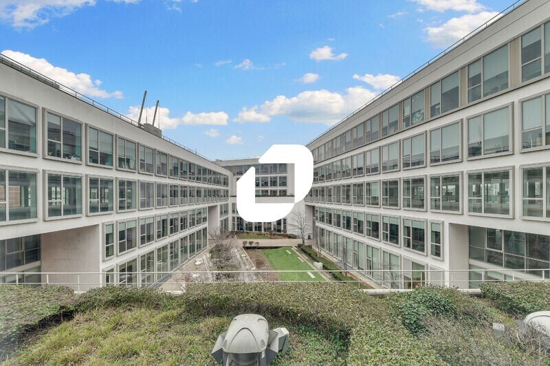 Light Industrial in Saint-Denis to rent - Building Photo - Image 1 of 14