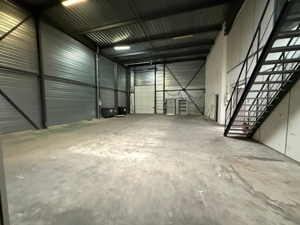 Location Commerce 705 m² - Photo 1