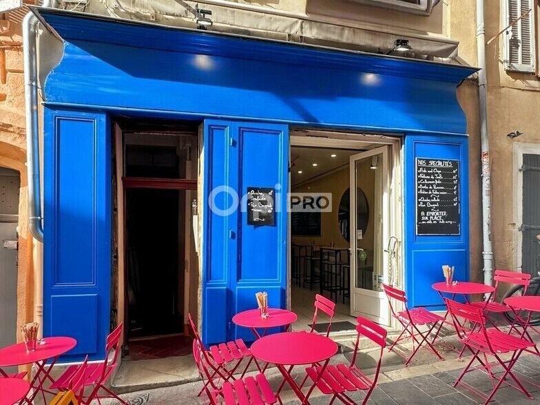 Retail in Marseille to rent - Building Photo - Image 1 of 5