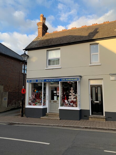 34-36 Station Rd, Liss to rent - Building Photo - Image 2 of 3