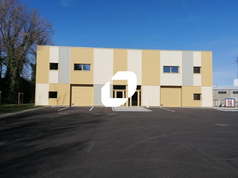 Light Industrial in Saint-Genis-Laval for sale - Building Photo - Image 1 of 16