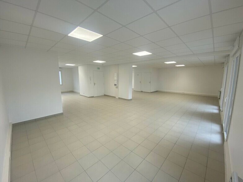 Office in Morsang-sur-Orge to rent - Interior Photo - Image 3 of 5