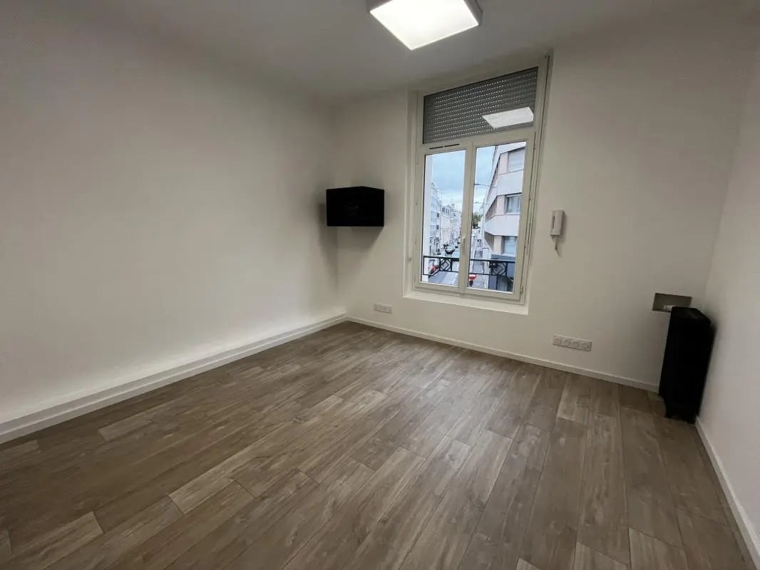 Office in Amiens to rent Interior Photo- Image 1 of 8