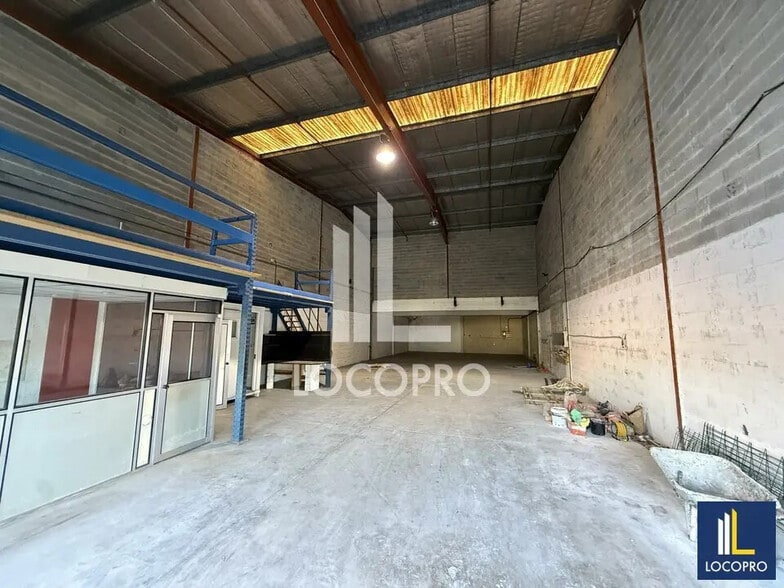 Light Industrial in Mougins to rent - Interior Photo - Image 2 of 11