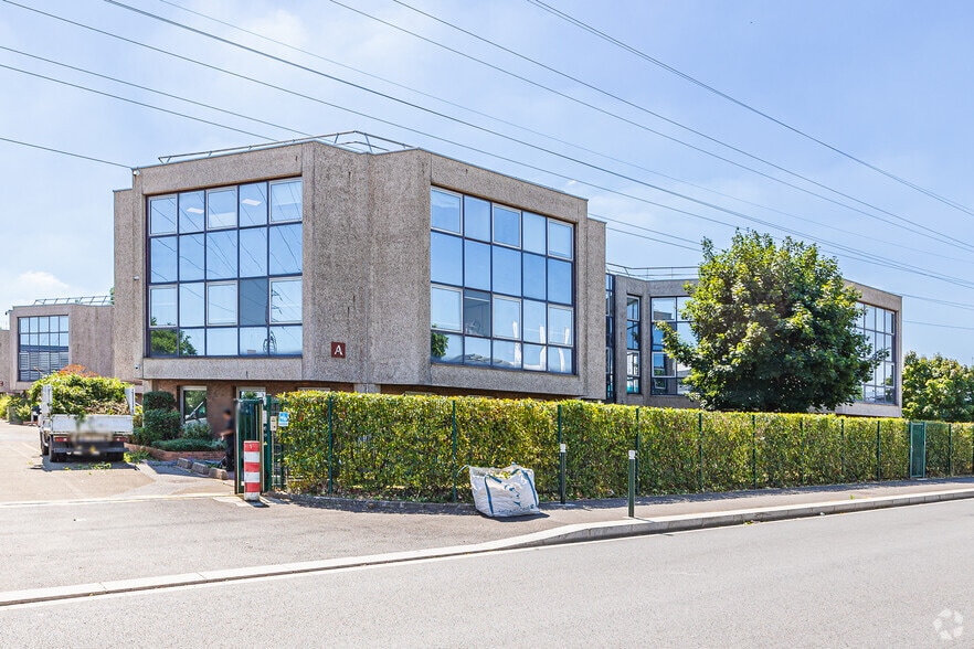 24 Rue Lavoisier, Nanterre to rent - Building Photo - Image 2 of 2