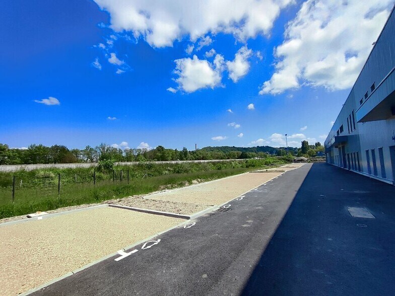 Industrial in Bourgoin-Jallieu for sale - Building Photo - Image 3 of 14