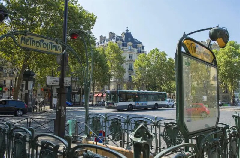 Retail in Paris to rent - Building Photo - Image 3 of 5