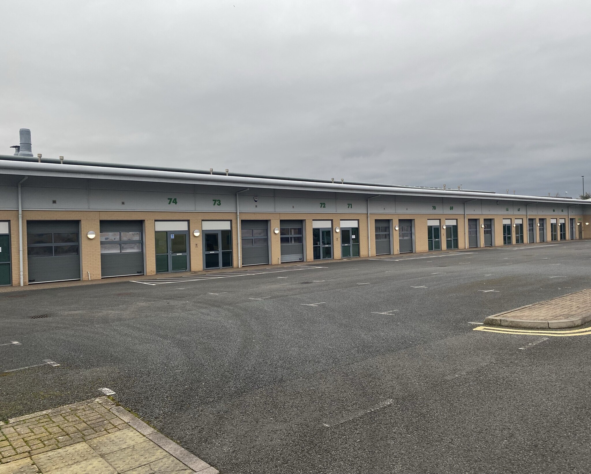 1-75 Oakfield Close, Tewkesbury to rent Building Photo- Image 1 of 14