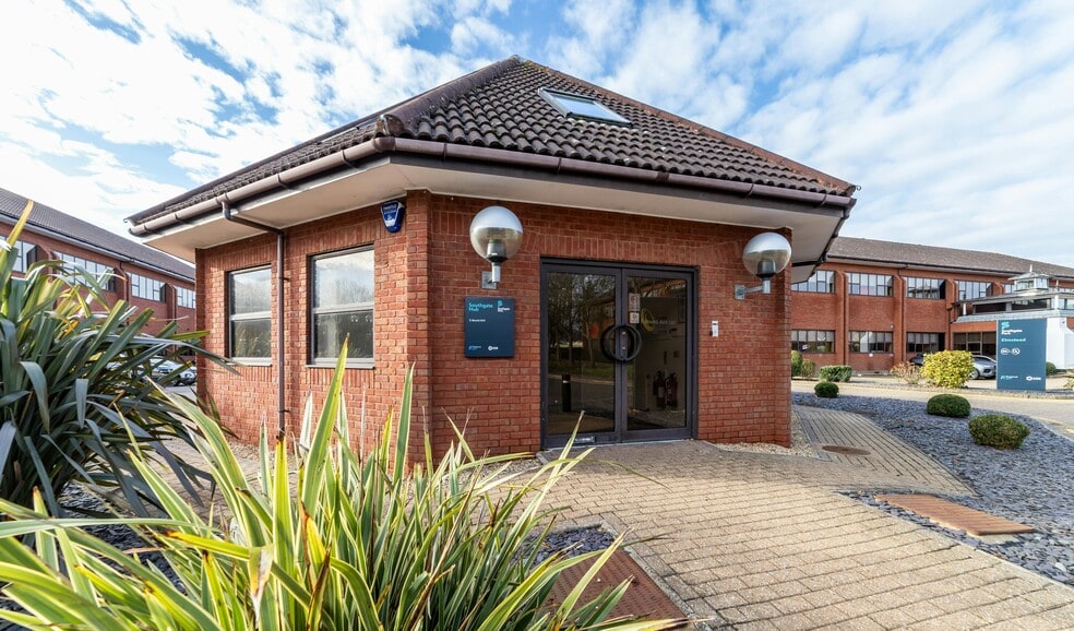 Bakewell Rd, Peterborough to rent - Building Photo - Image 3 of 13