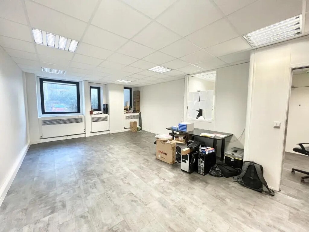 Location Bureaux 81 m² - Photo 1