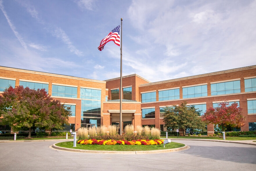 10000 Innovation Dr, Wauwatosa, WI to rent - Building Photo - Image 2 of 18