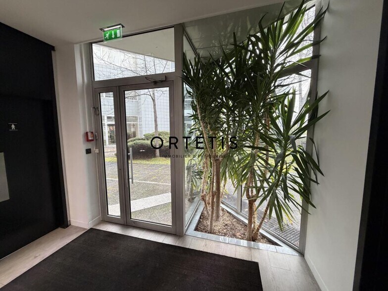 51 Rue Ampère, Labège to rent - Lobby - Image 3 of 12