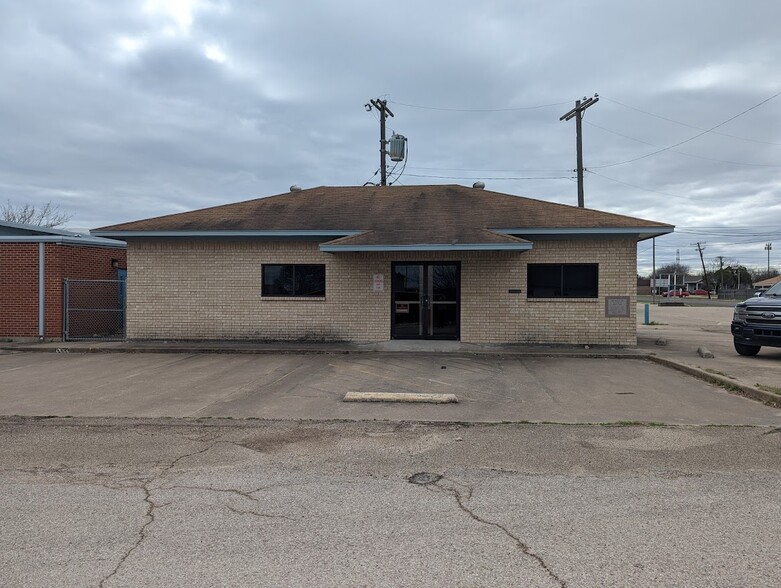 101 Mesquite, Elm Mott, TX for rent - Building Photo - Image 1 of 7