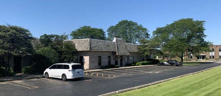 390-402 E St. Charles Rd, Carol Stream, IL to rent Building Photo- Image 1 of 6