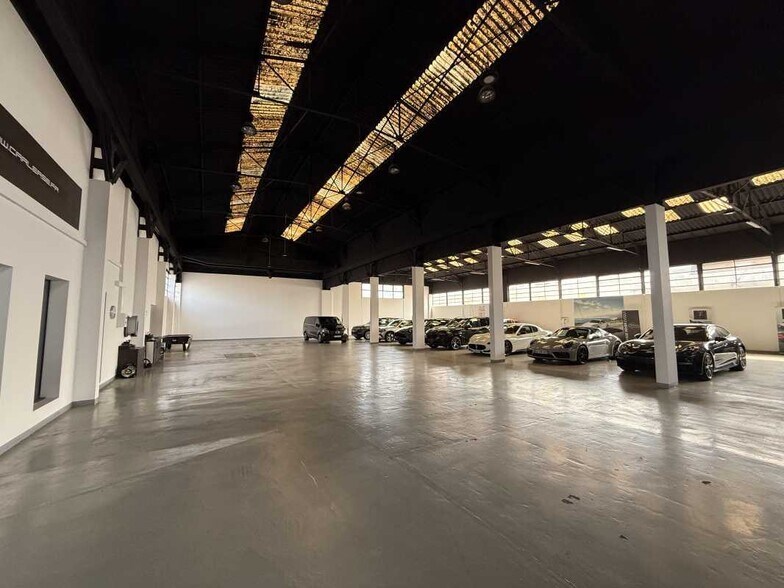 Light Industrial in Decines Charpieu to rent - Building Photo - Image 2 of 9