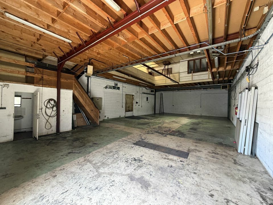 Light Industrial in Le Thillay to rent Interior Photo- Image 1 of 4